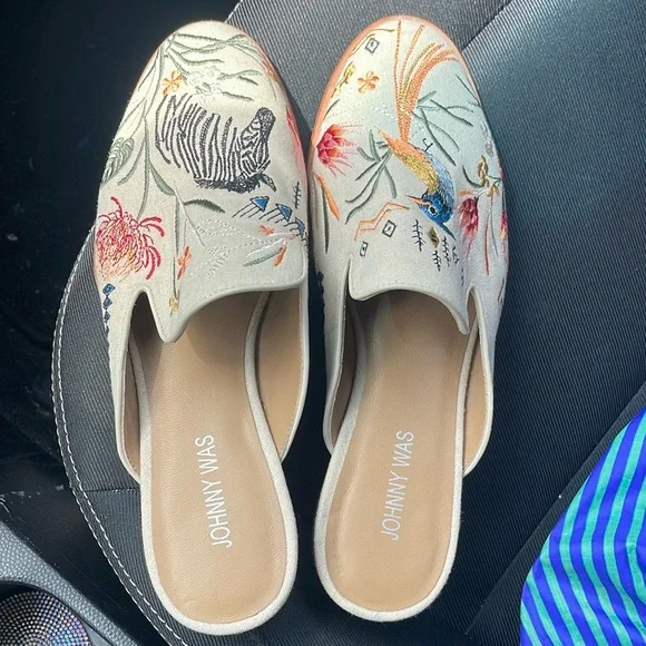 Johnny Was Cream Mules Artistic Design - Picture 2 of 4